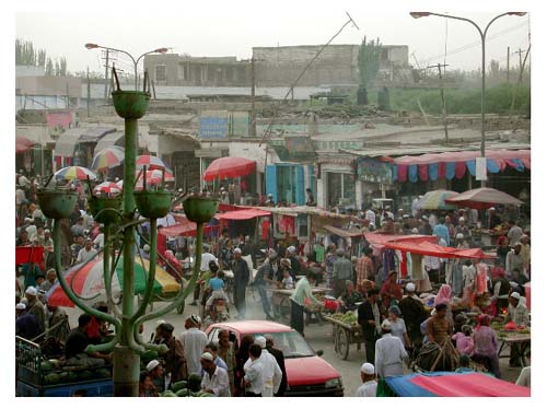 Yarkand_BazaarCrowd2